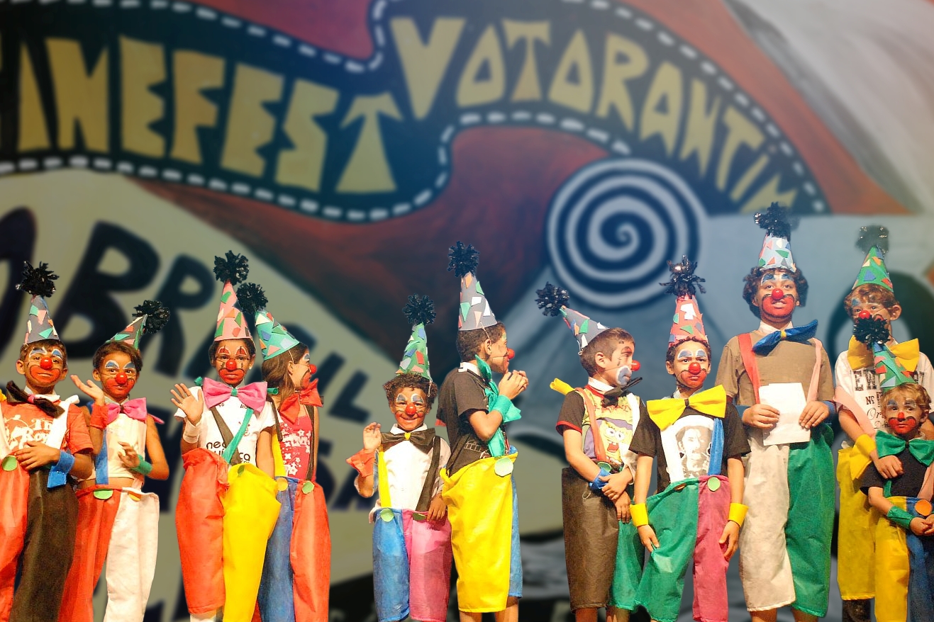 Palco do teatro_crianças fazem homenagem ao circo